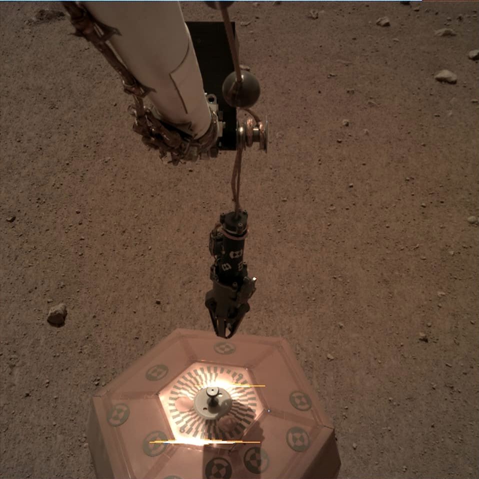 Установка сейсмодатчика SEIS на поверхности Марса Crédits photos : NASA/JPL-Caltech